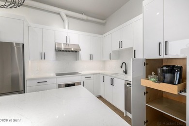 Modern Pool-Facing Loft in the Iconic 3rd Avenue Lofts - Old