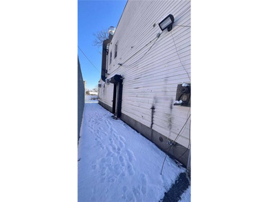 Full detached brick Mixed-use building with private driveway - photo 4