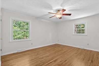 Completely renovated and move-in ready, this beautiful 3-bedroom - photo 11