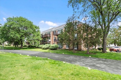 Best value in Rolling Meadows! This spacious 2-bedroom - photo 5