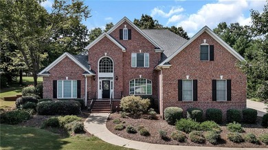 BRAND NEW ROOF!! HOME IS PRICED $40,000.00 BELOW APPRAISAL and a - photo 1
