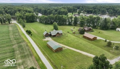 Welcome to your own slice of paradise. This stunning log home - photo 4