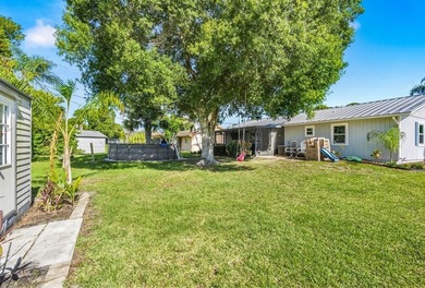 Metal roof. Mature oaks. A yard that actually gives you room to - photo 4
