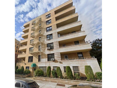 One of the most sought-after buildings of Manhattan Beach!
