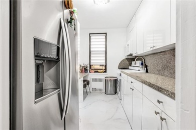 One of the most sought-after buildings of Manhattan Beach!
