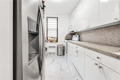 One of the most sought-after buildings of Manhattan Beach!
