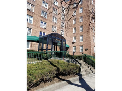 Welcome to Senate Apartments.
*** Bright and sunny studio