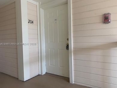 Beautiful and fully upgraded 2-bedroom, 2-bath unit located in - photo 2