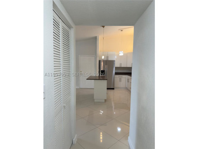 Beautiful and fully upgraded 2-bedroom, 2-bath unit located in - photo 3