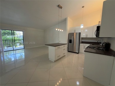 Beautiful and fully upgraded 2-bedroom, 2-bath unit located in - photo 4