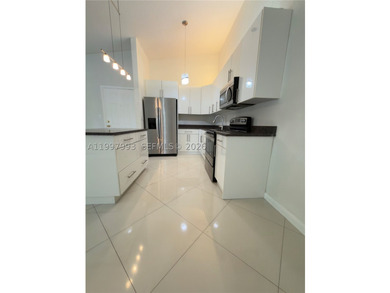 Beautiful and fully upgraded 2-bedroom, 2-bath unit located in - photo 6