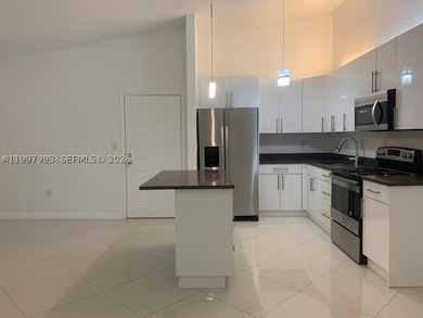 Beautiful and fully upgraded 2-bedroom, 2-bath unit located in - photo 7