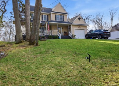 Welcome to this beautifully maintained Colonial-style home - photo 2