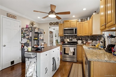 Welcome to this beautifully maintained Colonial-style home - photo 4