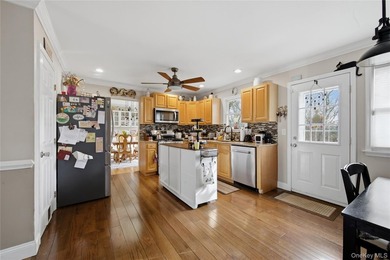 Welcome to this beautifully maintained Colonial-style home - photo 5