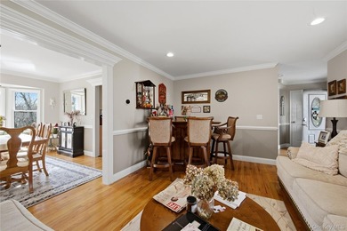 Welcome to this beautifully maintained Colonial-style home - photo 8