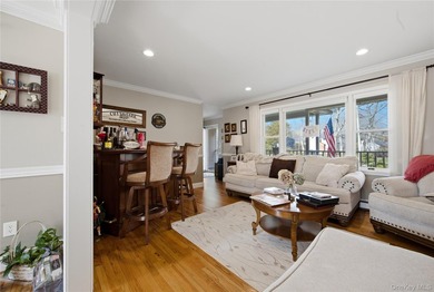 Welcome to this beautifully maintained Colonial-style home - photo 9
