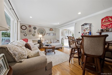 Welcome to this beautifully maintained Colonial-style home - photo 10