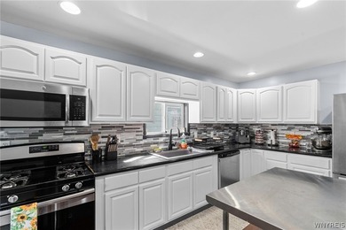 Welcome home to 114 Flohr Avenue! This beautiful 3 bedroom, 2 - photo 4