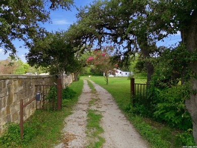 RARE 1-ACRE GEM IN HISTORIC HELOTES - NO HOA! Looking for - photo 6