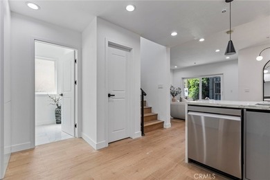NEW CONSTRUCTION 3 bed, 2.5 bath, three-story townhome with sky - photo 12