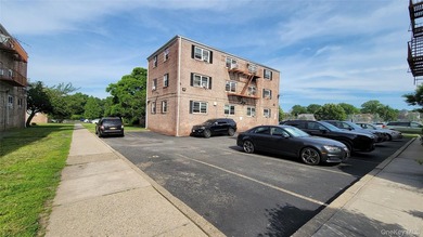 Garden style coop 3-story-brick building in the heart of Forest - photo 16