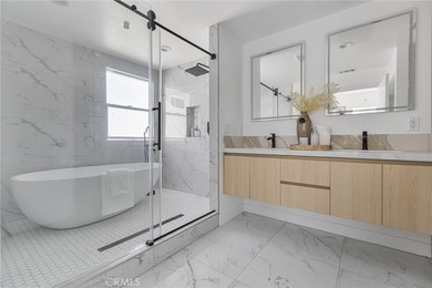 NEW CONSTRUCTION 3 bed, 2.5 bath, three-story townhome with sky - photo 21
