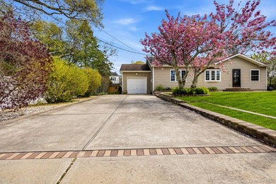 Beautifully Maintained, 3 Bedrooms, 2 Bathroom Ranch with - photo 1