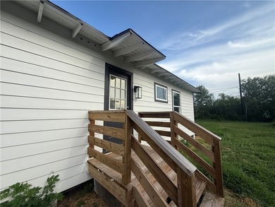 Beautifully remodeled and move-in ready, this charming 2-bedroom - photo 13
