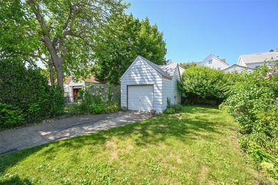 Charming 3 bedroom, 1.25-bath colonial style detached home on - photo 17
