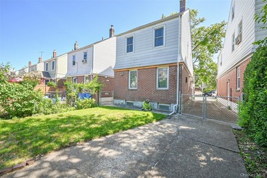 Charming 3 bedroom, 1.25-bath colonial style detached home on - photo 18