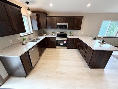 C&M quality construction at its finest! The nicely appointed - photo 7