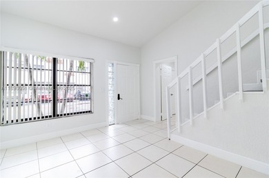 Unicorn townhouse: 3 assigned parking spaces right at your - photo 2