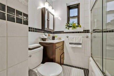 This bright and spacious, move-in-ready 2-bedroom, 1-bathroom - photo 12