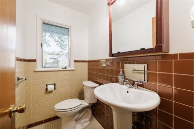Welcome to the ease of first-floor living!This spacious - photo 15
