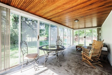 Welcome to the ease of first-floor living!This spacious - photo 23