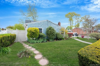 This is the kind of home that gives you options from the moment - photo 2