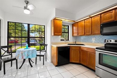Location, Location, Location and pet friendly. Spacious and - photo 4