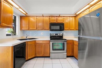 Location, Location, Location and pet friendly. Spacious and - photo 5