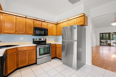 Location, Location, Location and pet friendly. Spacious and - photo 6