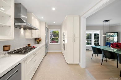 Located in the heart of Lake Success, this elegantly sun - photo 9