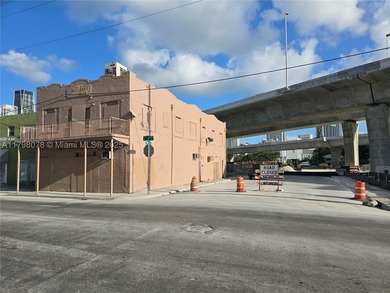large building in up and coming area has 10 room on second - photo 2
