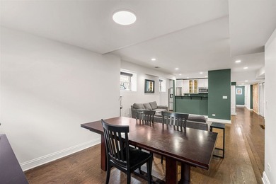 Natural light pours into this 2-bedroom, 2-bathroom English - photo 7