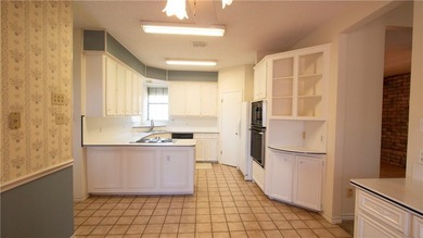 The home is ready for new owner. Spacious home with 3 car garage - photo 16