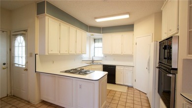 The home is ready for new owner. Spacious home with 3 car garage - photo 18