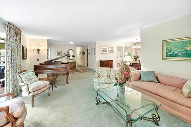 Nestled in one of Larchmont's most private and distinctive - photo 6