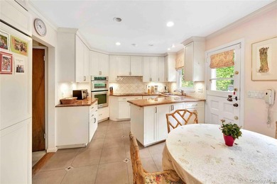 Nestled in one of Larchmont's most private and distinctive - photo 8
