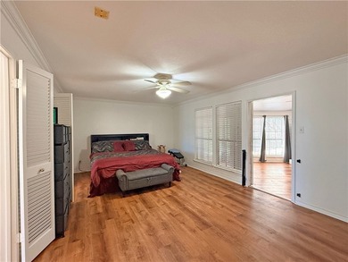 MOTIVATED SELLER! BRING AN OFFERS! This classic-style 2-story - photo 21