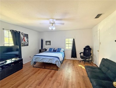 MOTIVATED SELLER! BRING AN OFFERS! This classic-style 2-story - photo 25