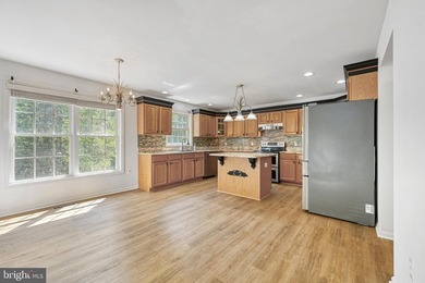 Move-in-ready 3950 sqft with 3-bed, 2.5-bath waterfront home on - photo 31